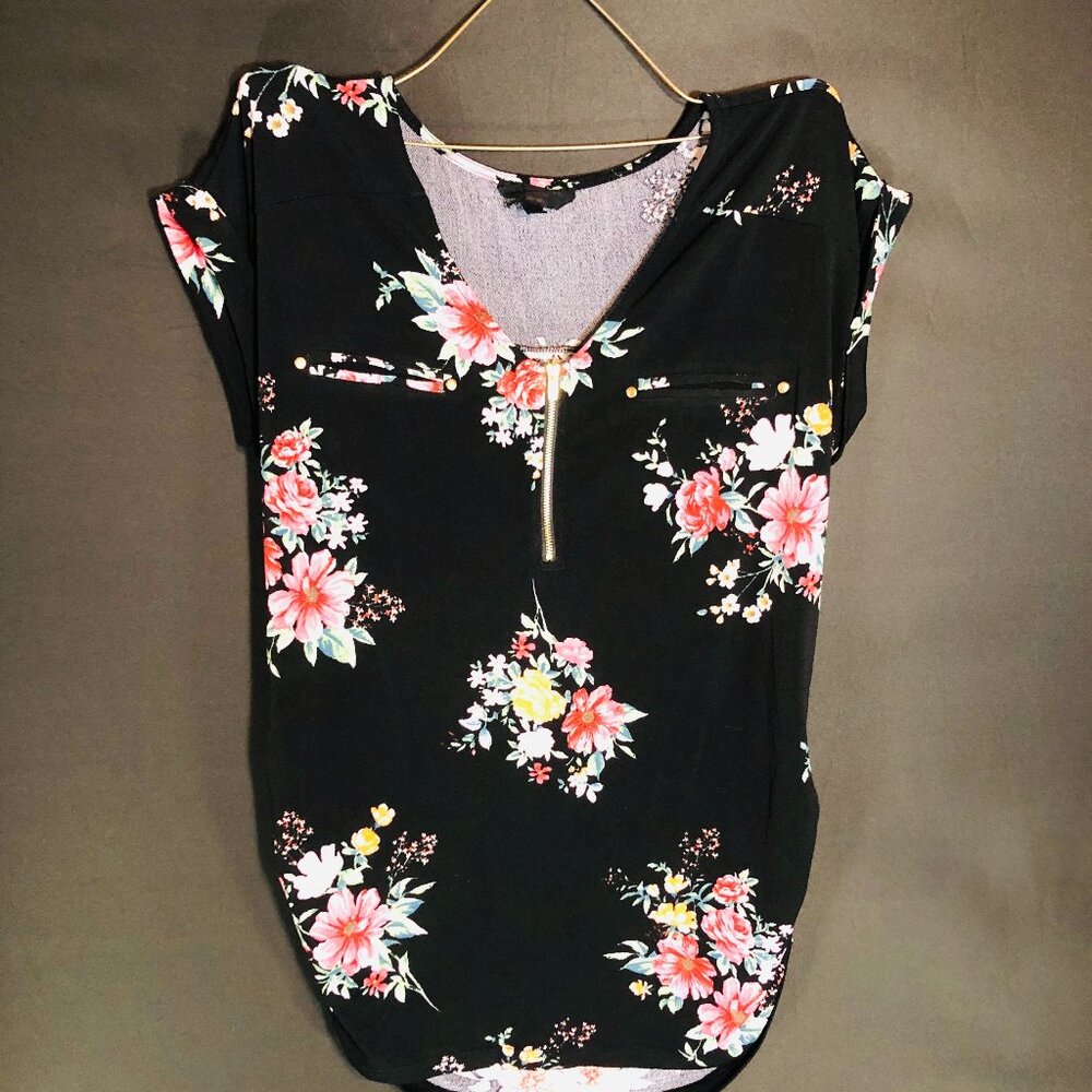 This flattering floral blouse from Sweet Wonderer